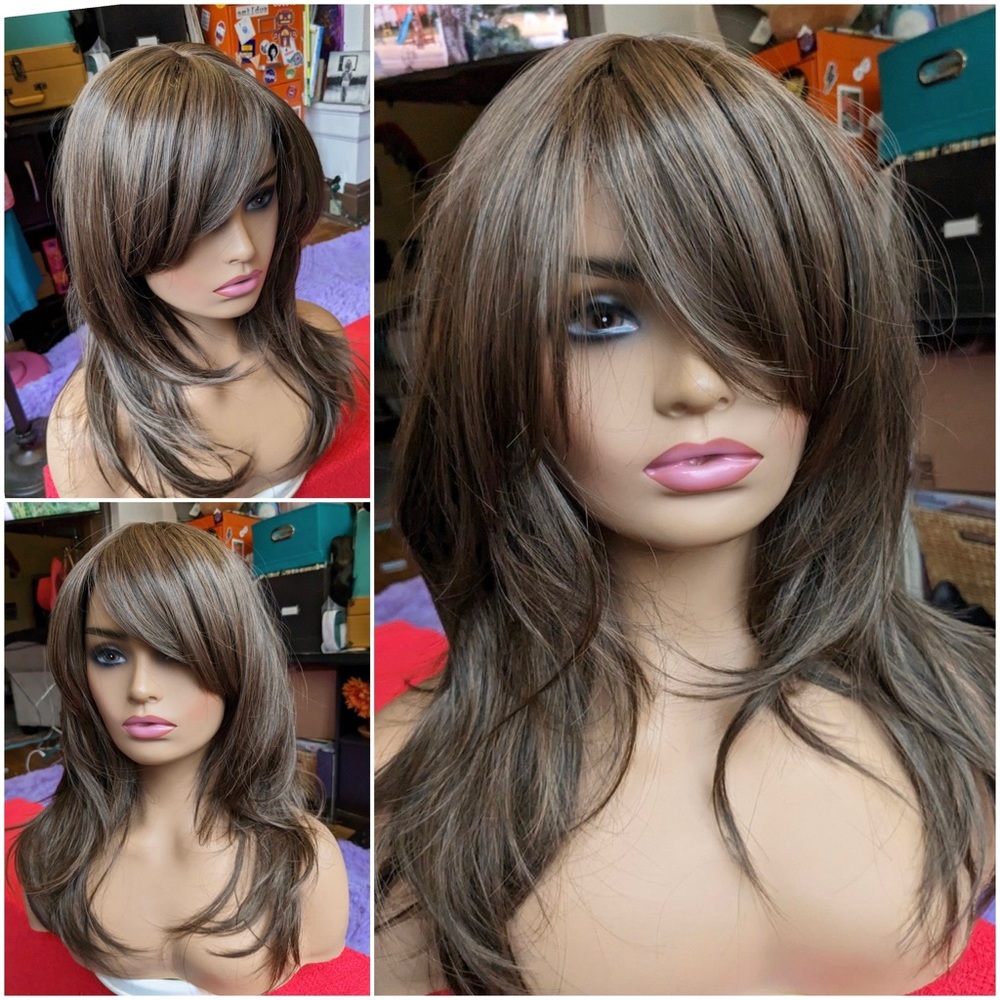 Natural brunette wig with highlights